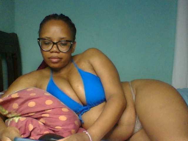 Prettyzari live cam on BongaCams