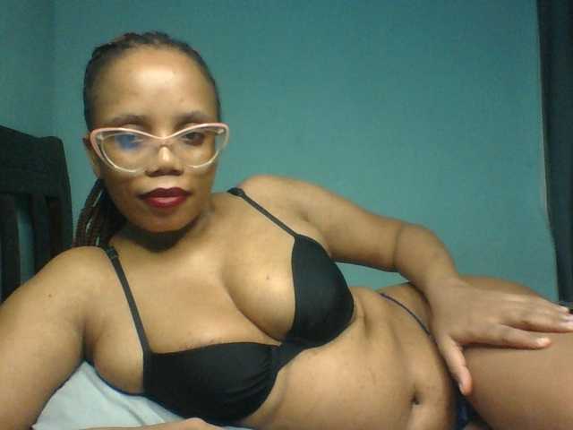 Prettyzari live cam on BongaCams