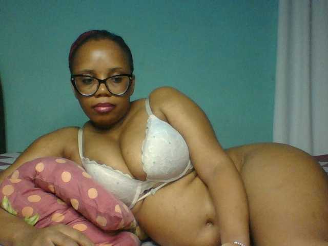 Prettyzari — live female cam