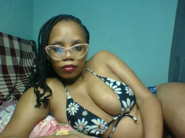 Prettyzari live cam on BongaCams