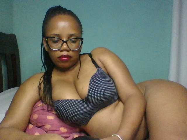 Prettyzari live cam on BongaCams