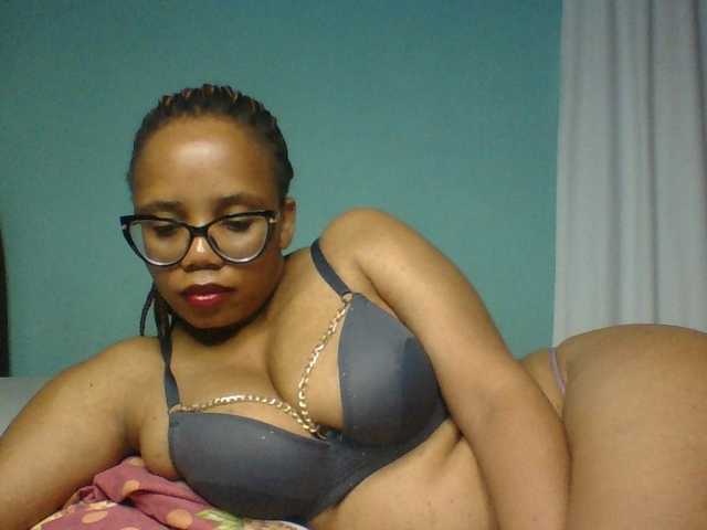 Prettyzari live cam on BongaCams