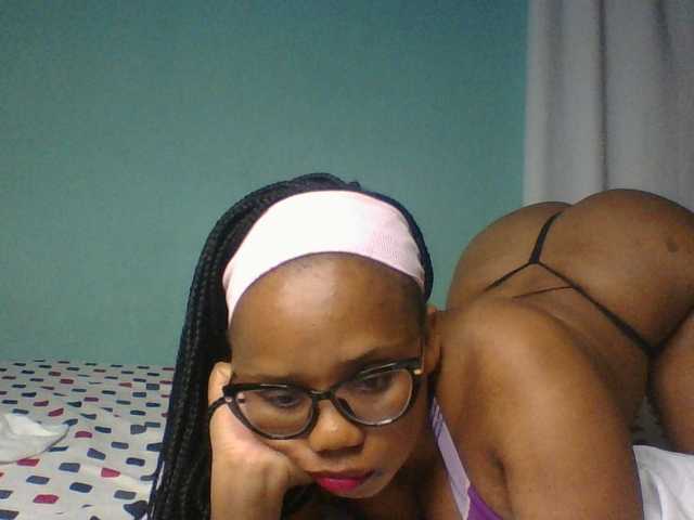 Prettyzari live cam on BongaCams