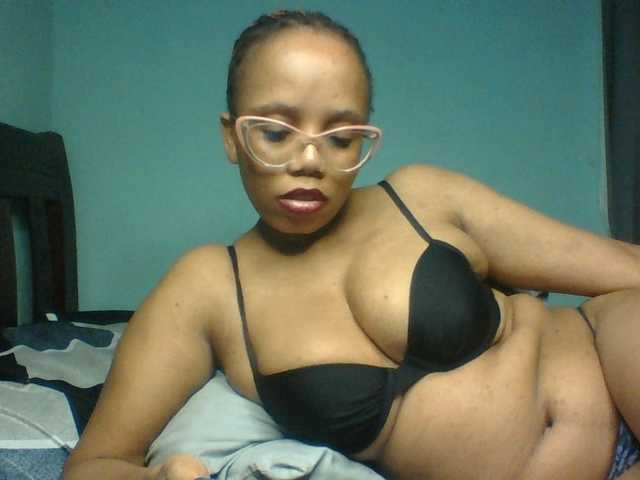 Prettyzari live cam on BongaCams