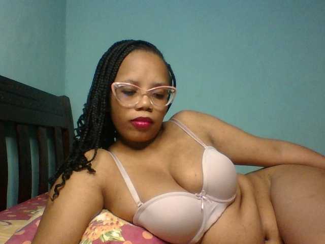 Prettyzari live cam on BongaCams