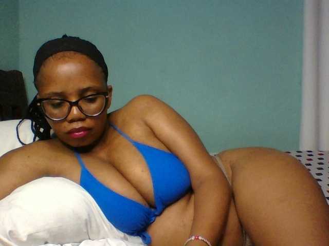 Prettyzari live cam on BongaCams
