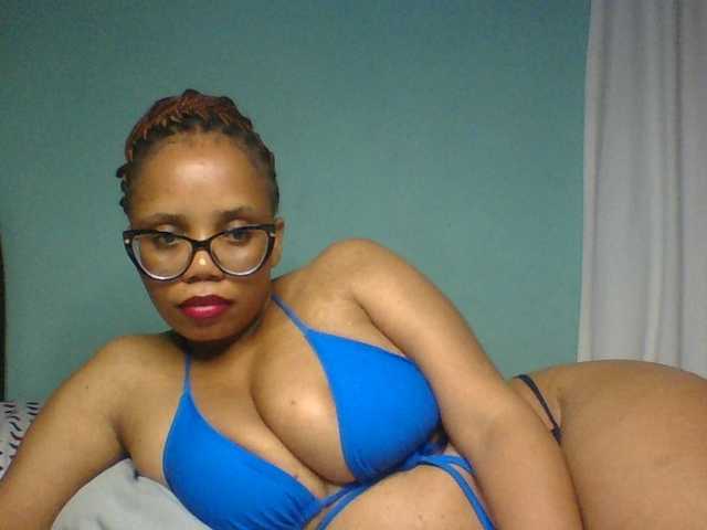 Prettyzari live cam on BongaCams