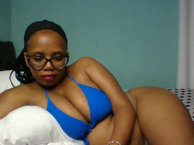 Prettyzari live cam on BongaCams