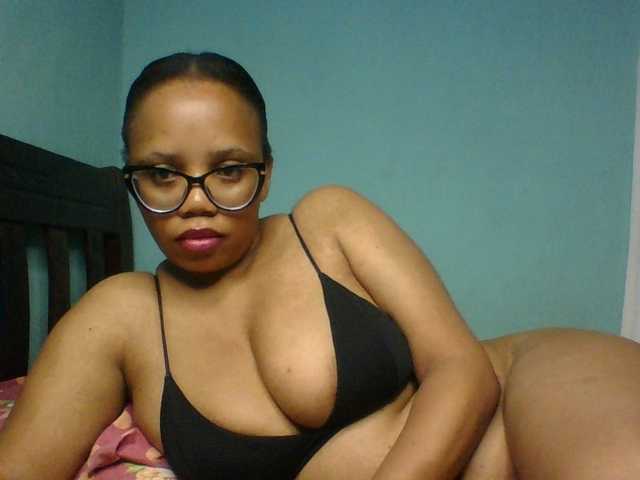 Prettyzari live cam on BongaCams