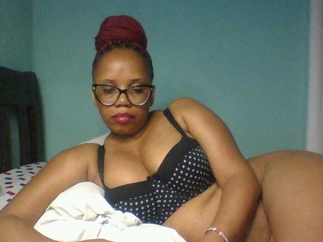 Prettyzari live cam on BongaCams