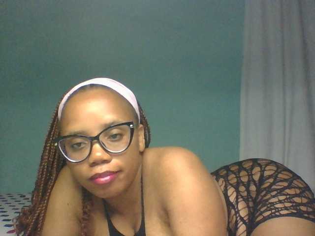 le modèle Prettyzari est en webcam porno dans un show sur le site bongacams, il possède les tags suivants: Ebony,Brunette,Shaved