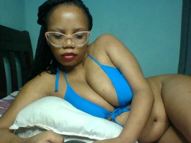 Prettyzari live cam on BongaCams