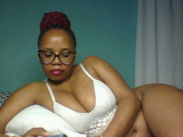 Prettyzari live cam on BongaCams