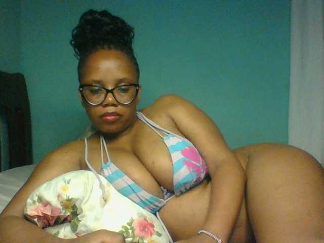 Prettyzari live cam on BongaCams