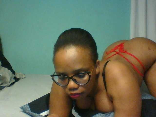 Prettyzari live cam preview