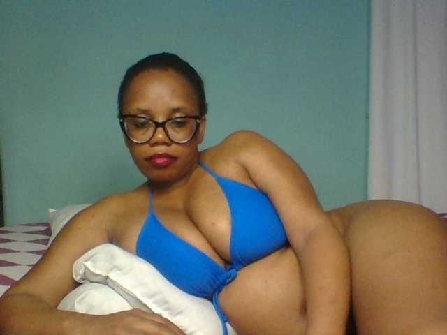 Prettyzari live cam on BongaCams