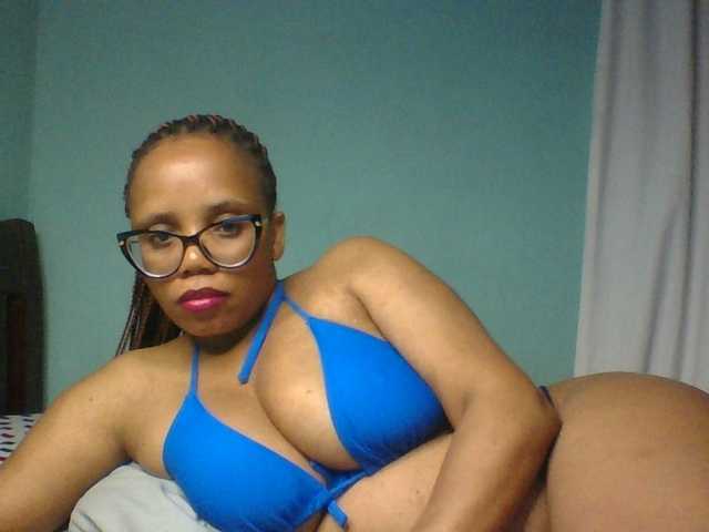 Prettyzari live cam on BongaCams