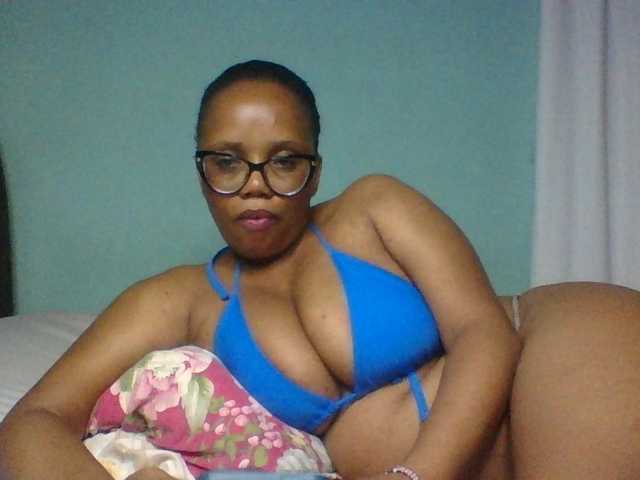 Prettyzari live cam on BongaCams