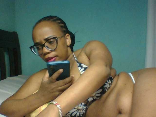 Prettyzari live cam on BongaCams