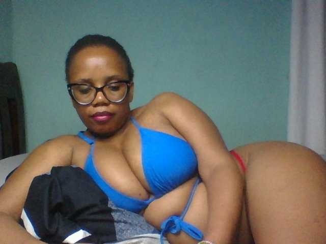 Prettyzari live cam on BongaCams