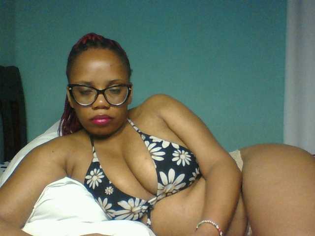 Prettyzari live cam preview