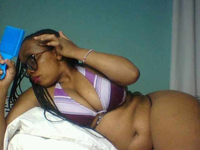 Prettyzari live cam on BongaCams