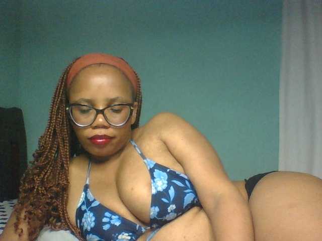 Prettyzari live cam on BongaCams