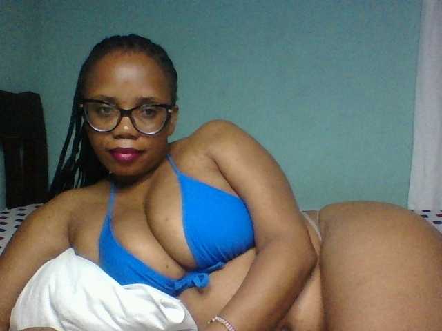 Prettyzari live cam on BongaCams