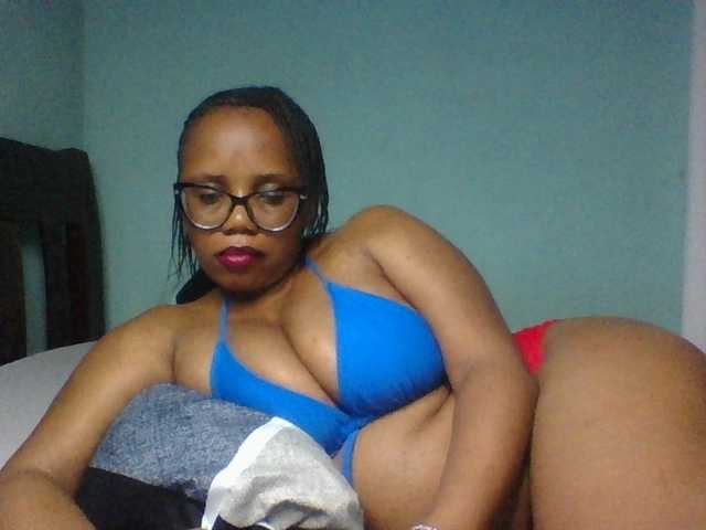Prettyzari live cam on BongaCams