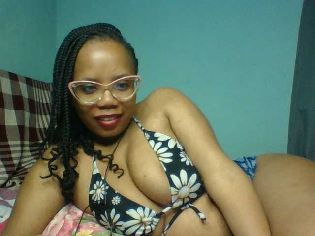 Prettyzari live cam on BongaCams