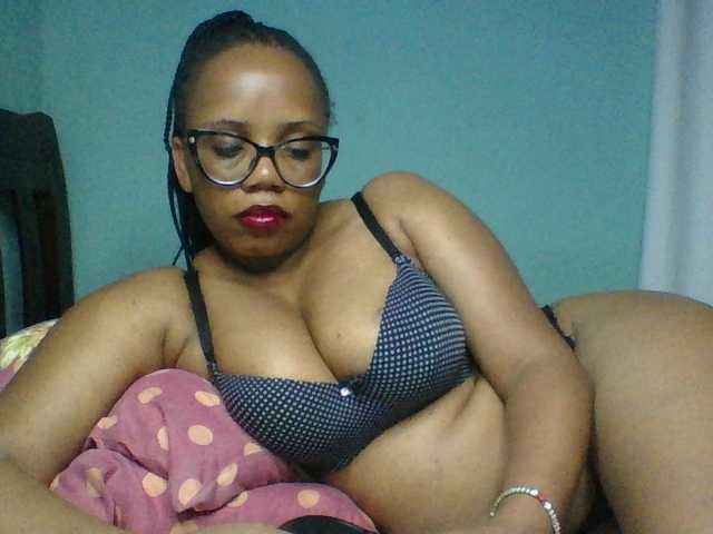 Prettyzari live cam on BongaCams