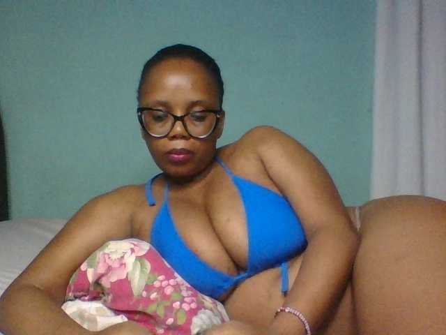 Prettyzari live cam preview