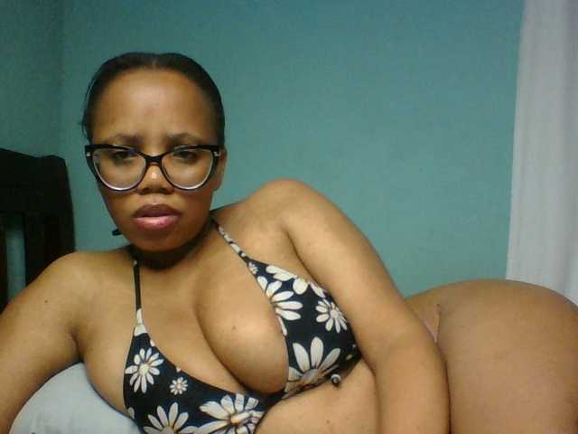 Prettyzari live cam on BongaCams