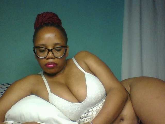 Prettyzari live cam preview