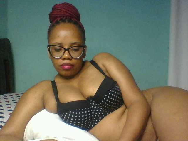 Prettyzari live cam on BongaCams