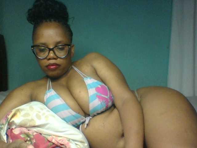 Prettyzari live cam on BongaCams