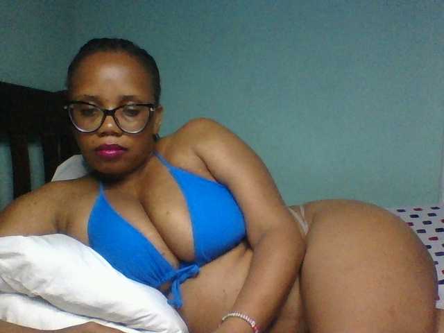 Prettyzari live cam on BongaCams