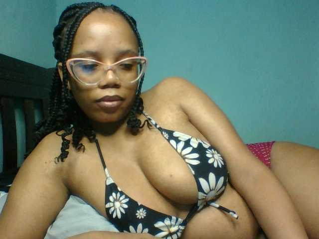 Prettyzari live cam on BongaCams
