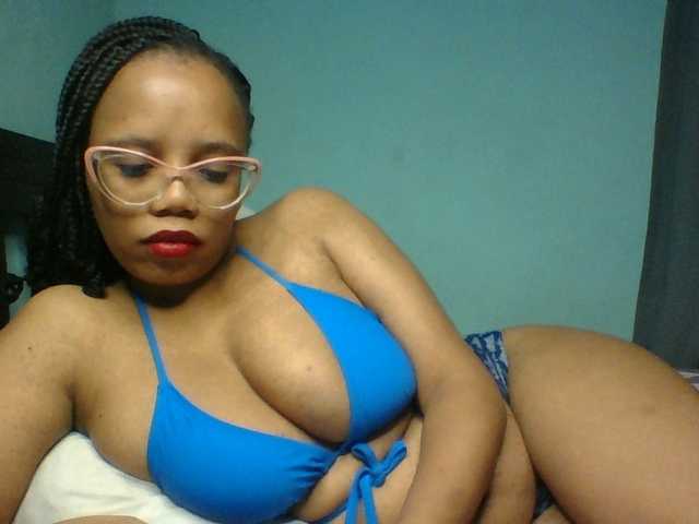 Prettyzari live cam on BongaCams