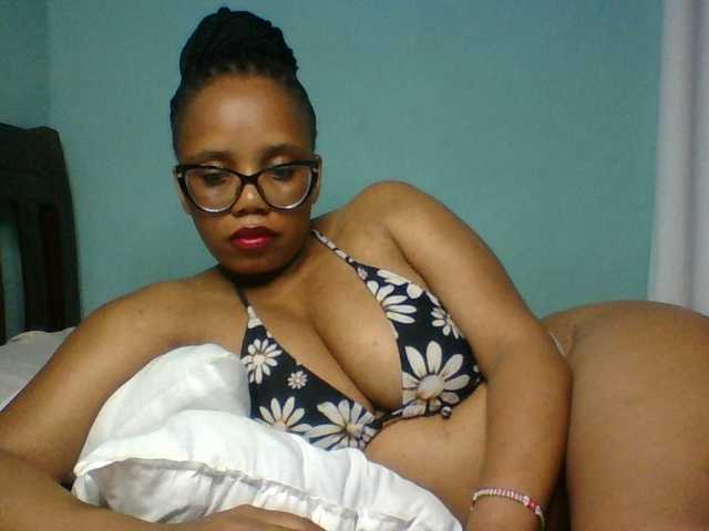 Prettyzari live cam on BongaCams