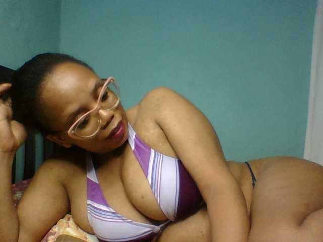 Prettyzari live cam on BongaCams