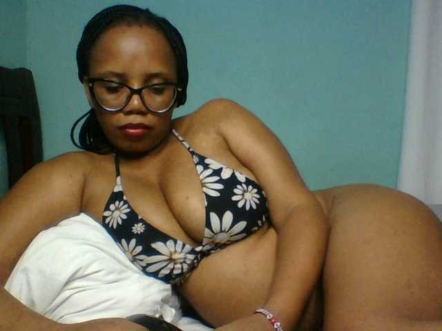 Prettyzari live cam on BongaCams