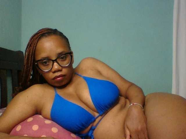 Prettyzari live cam on BongaCams