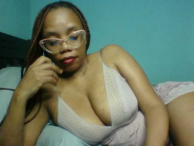 Prettyzari live cam on BongaCams