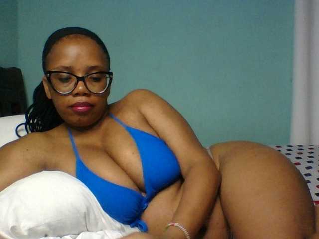 Prettyzari live cam on BongaCams