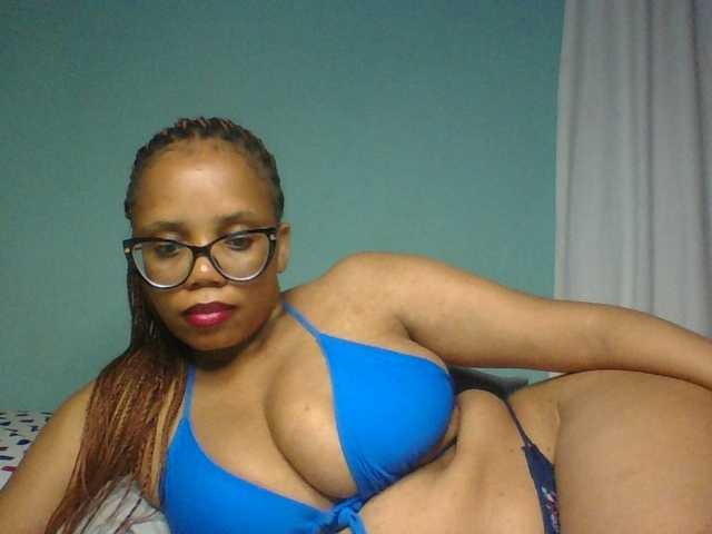 Prettyzari live cam on BongaCams