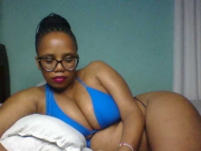 Prettyzari live cam on BongaCams
