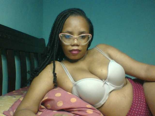 Prettyzari live cam on BongaCams
