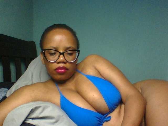 Prettyzari live cam on BongaCams