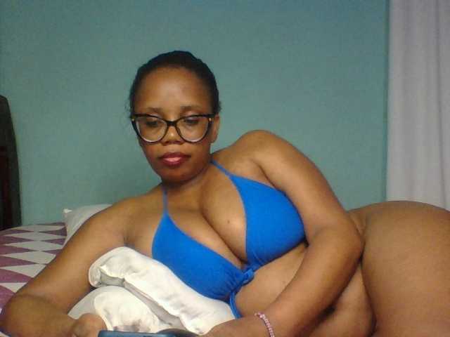 Prettyzari live cam on BongaCams